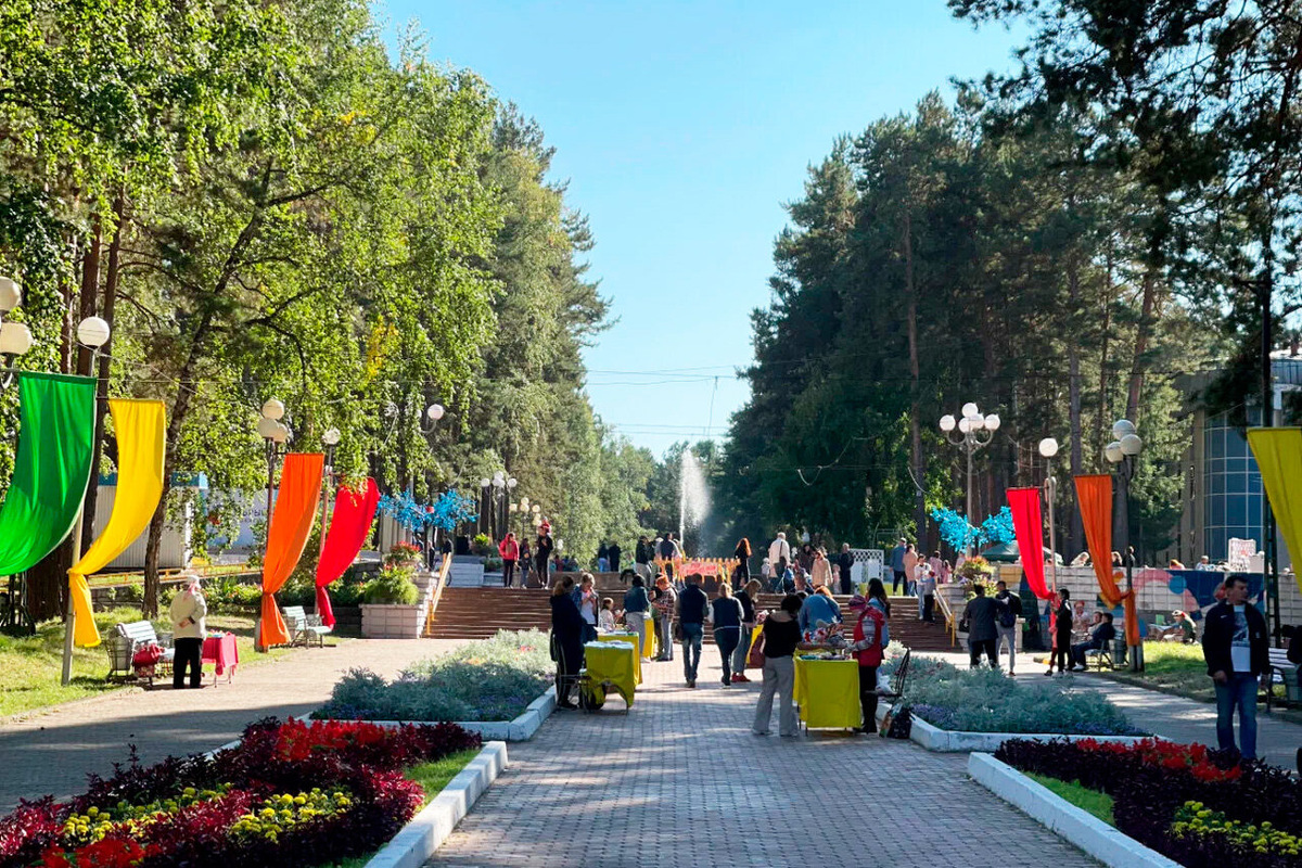 Центральный парк культуры и отдыха им. Кирова находится на берегу красивого озера в сосновом бору. Жители очень любят проводить там время, считая его одной из главных достопримечательностей города. Фото: Лариса / Яндекс Карты