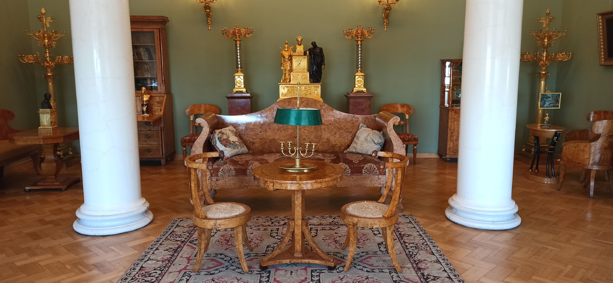 Гостиная усадебного дома. Мебель из карельской березы. Листайте дальше