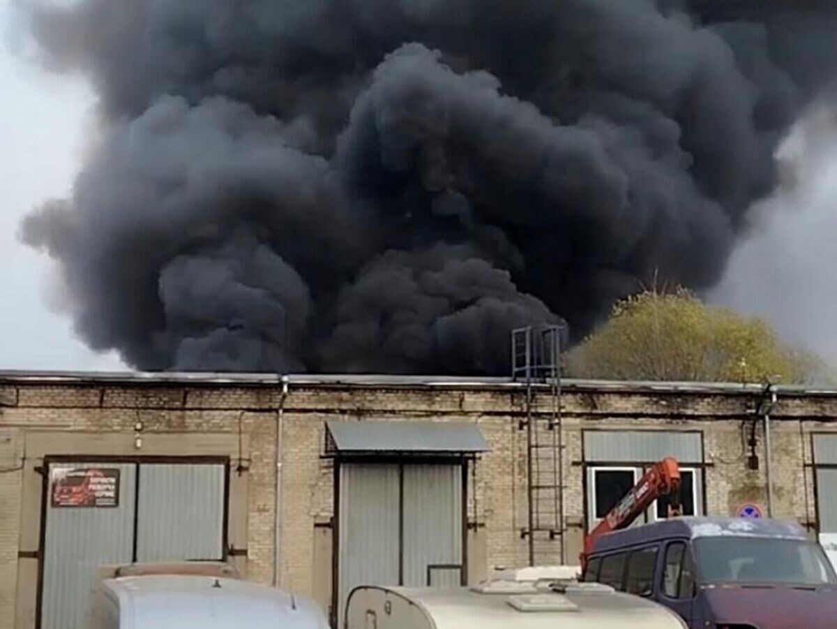    Пожар в здании автосервиса в Петербурге | © Кадр видео из соцсетей