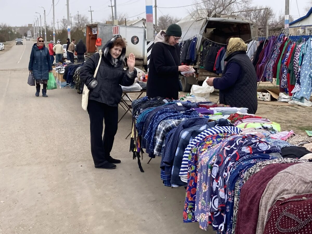 Прикиньте, москвичка Иринка тут что-то покупает!!!! Ей же ЦУМов с ГУМами мало. А баба Соня ничего не покупает. 