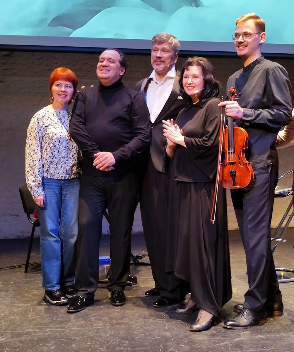 После концерта посвящëного творчеству Клавдии Шульженко. В главных ролях Ирина Шведова и Михаил Куницын, а также бесподобные музыканты- заслуженный артист России Александр Покидченко  и Алексей Жеффро ( скрипка). Ну и я слева пристроилась...😄 Фото автора