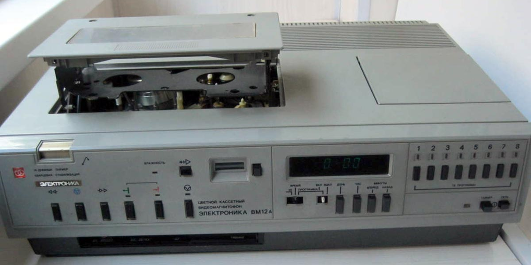 Почему СССР выигрывала в космосе, но копировала бытовуху: магнитофоны, проигрыватели, усилители?