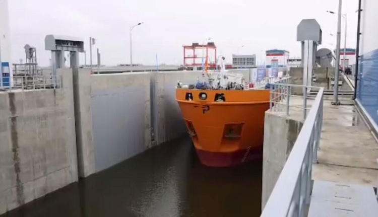    На фото стоп-кадр видеоматериала канала Юрия Слюсаря в МАХ Татьяна Пшеничная