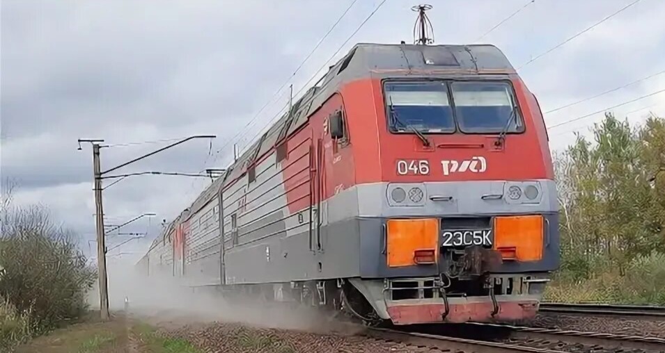 Поезд на электротяге с электровозом 2ЭС5К.