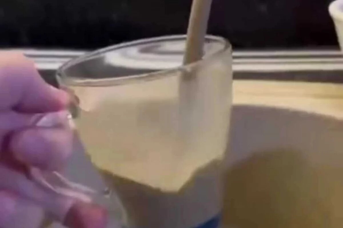    Вот так выглядит вода из кранов некоторых махачкалинцев, которые в шутку назвали её «капучино».