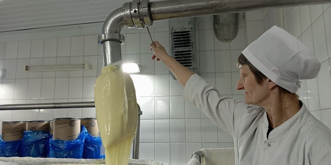 Александр Чепик узнал секреты производства курской сгущенки и наградил фермеров