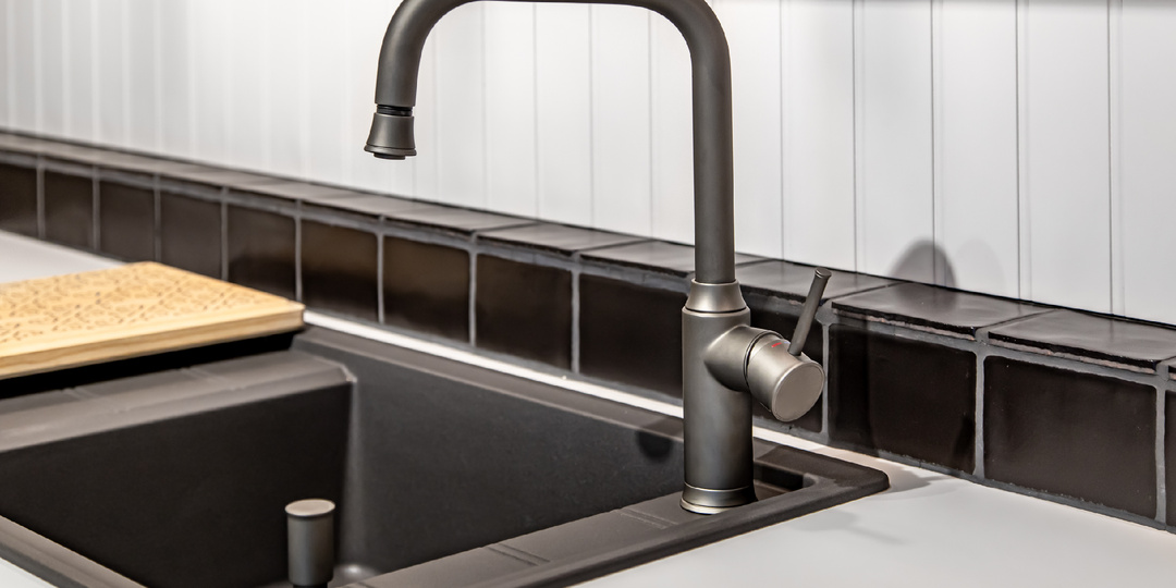 Какую раковину выбрать на кухню: сравнение материалов без рекламы и воды