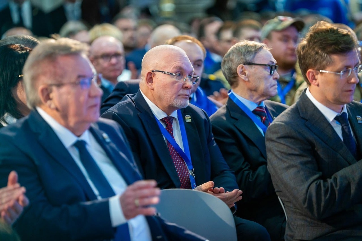 Мероприятие объединило больше 400 человек. Это депутаты всех уровней, участники предварительного голосования партии, представители профильных департаментов, общественники, эксперты, жители Когалыма, Нефтеюганска, Пыть-Яха, Сургута, Нефтеюганского и Сургутского районов.