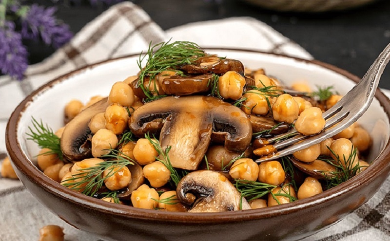 Грибы и нут: насыщенное рагу для уютного ужина без мяса