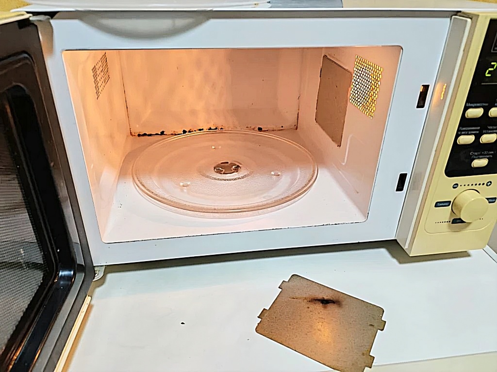 Микроволновая печь — удобное бытовое устройство, но её превосходство во многом зависит от состояния внутренних элементов. Одной из ключевых деталей, особенно у старых моделей, является слюда — тонкий керамический изолятор, который закрывает магнетрон и служит для защиты цепей от перегрева. Правильная эксплуатация и своевременная замена слюды позволяют поддерживать стабильную работу прибора и снижать риск поломок.