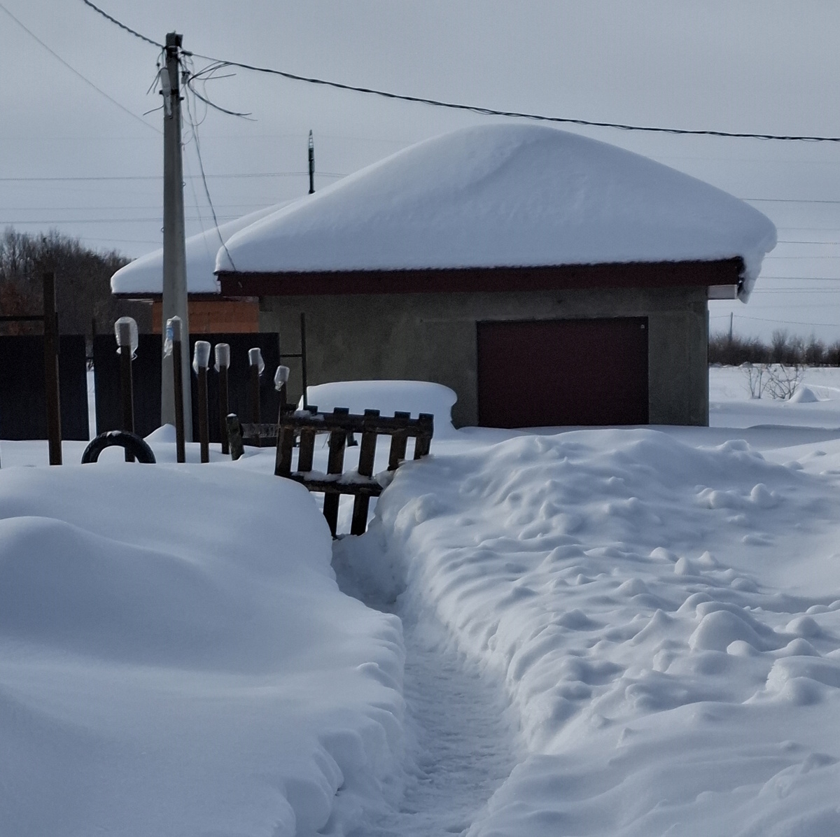 Это не калитка. Это поддон посреди дороги, загораживающий подъезд к домам.