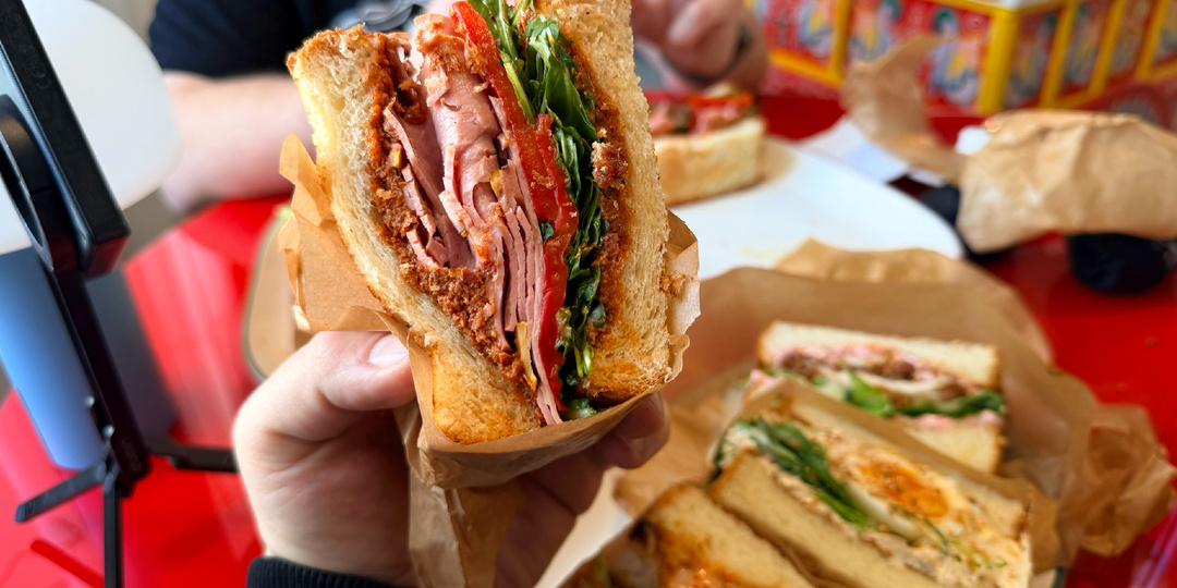 Плати сколько хочешь за свой кофе и выбери к нему за деньги японский сэндвич в новой кофейне «Пуравида»