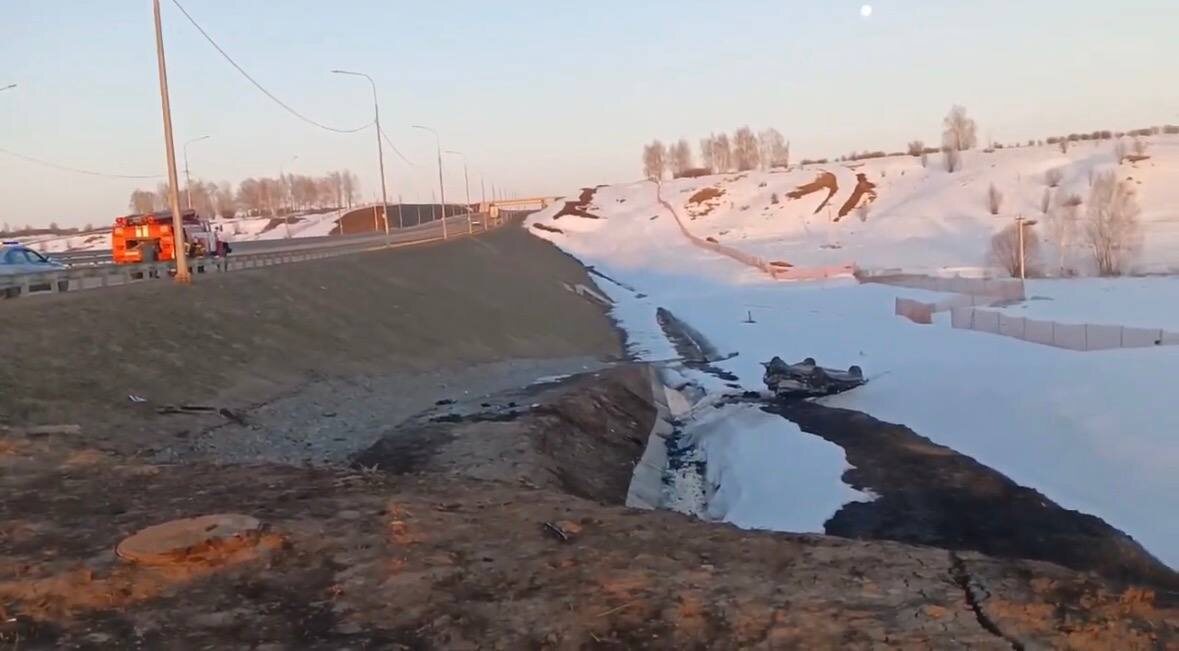    После столкновения с ограждением машина пострадавшего съехала в кювет и перевернулась