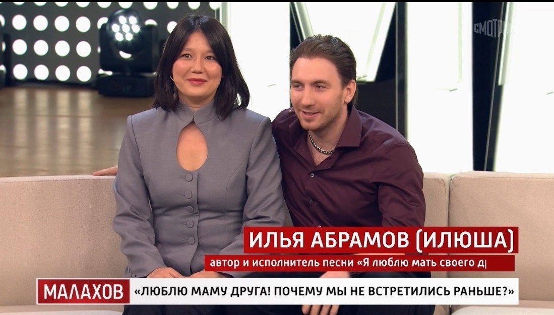 Вот этот парень, который делает вид, что это у него шуточная песня. Фото скрин шот. 