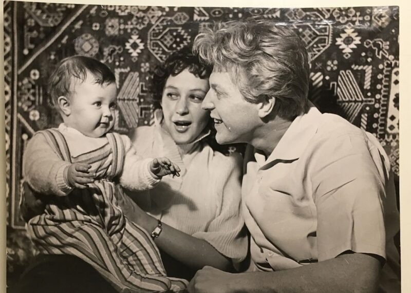    Олег Стриженов с первой супругой Марианной и маленькой Натальей