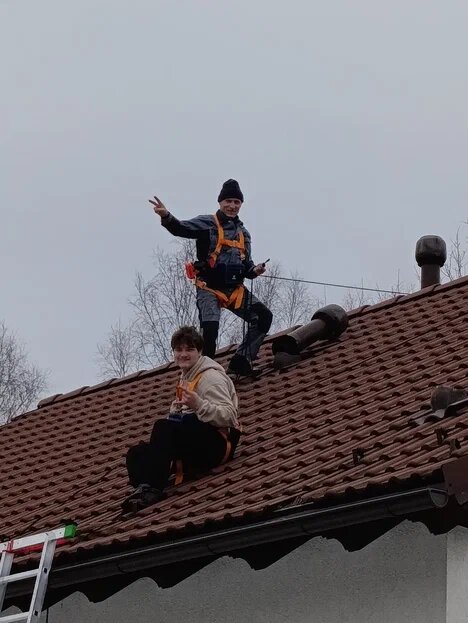 Со старшим внуком ремонтируем крышу после схода обильного снега. Крыша должна быть всегда прочной и надёжной! 