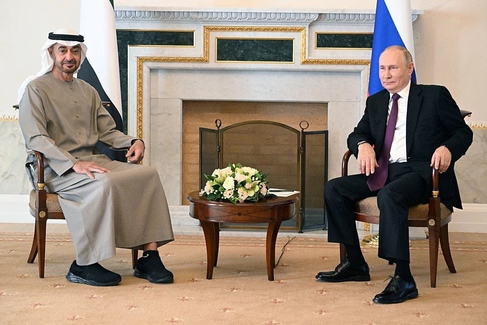    Путин и президент ОАЭ обсудили ситуацию на Ближнем Востоке по телефону REUTERS