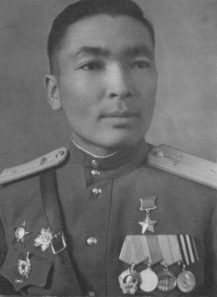   Даир Асанов, советский артиллерист, участник Великой Отечественной войны, Герой Советского Союза, генерал-майор в отставке.