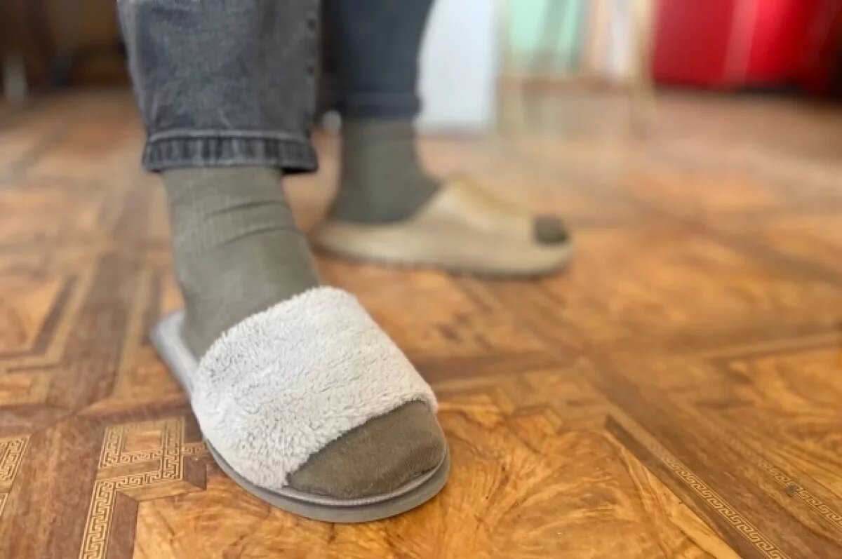    Врачи рассказали, почему нельзя носить чужие тапочки