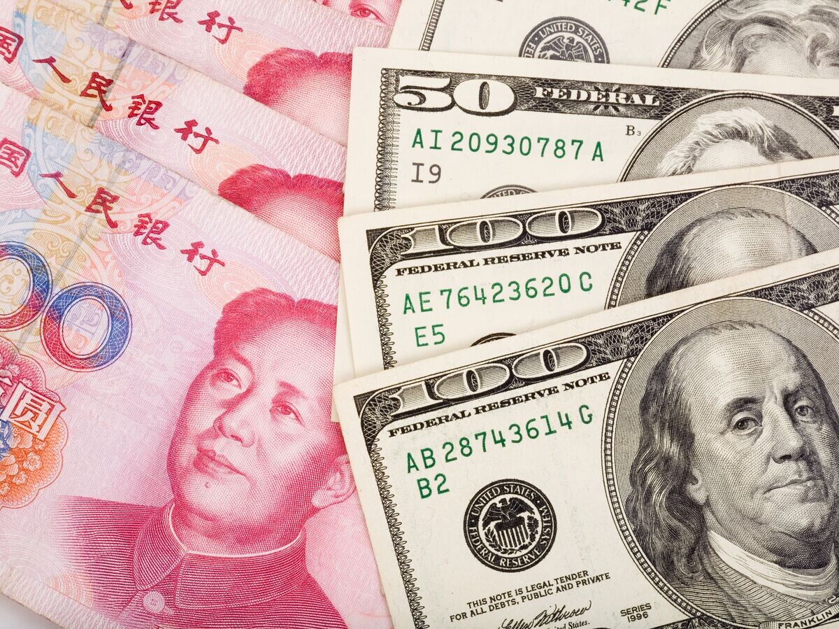    Китайский юань и доллары США© fotolia.com / Feng Yu