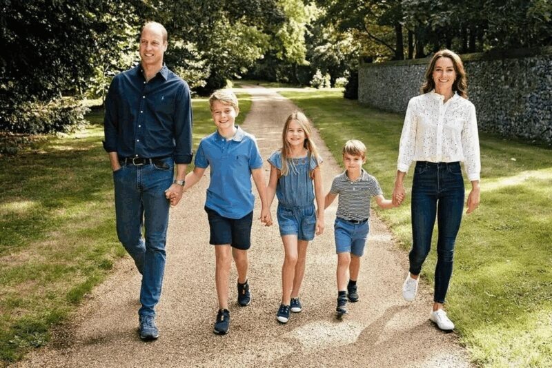    Королевская чета с тремя детьми