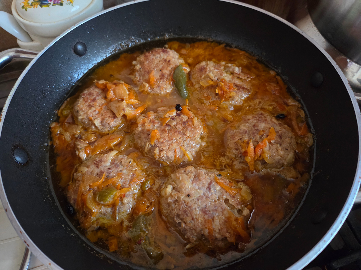 Нашла в морозилке два небольших пакетика готового фарша для тефтелей (иногда бывают остатки, не вмещающиеся на сковороду, обычно замораживаю), добавила к ним всё необходимое (лук, специи, яйцо, капусту, отварной рис) и получились семь замечательных ленивых голубцов, а ещё 6 штук заморозила до следующего раза.