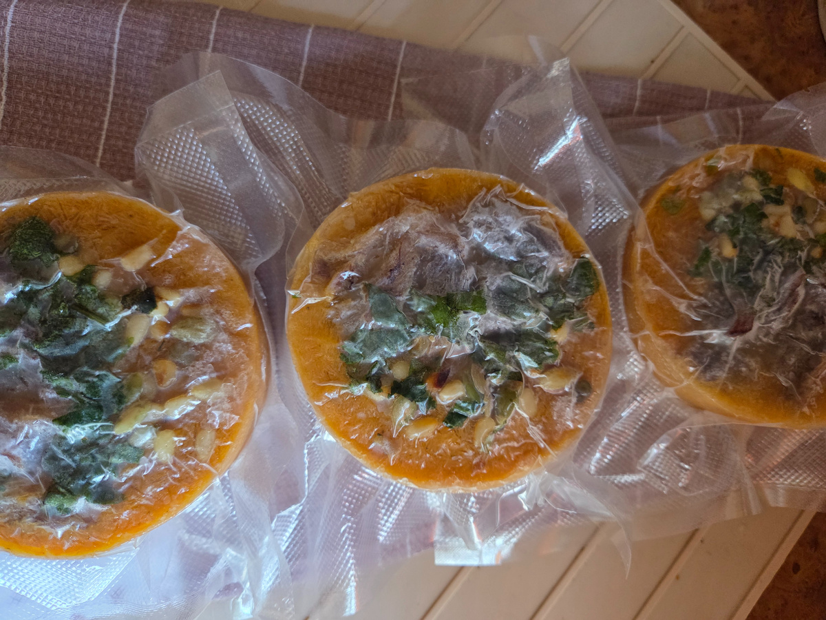 Формы, о которых писала в прошлой статье, ведут себя отлично. Вынула замёрзший суп с лёгкостью... получились три заготовки.