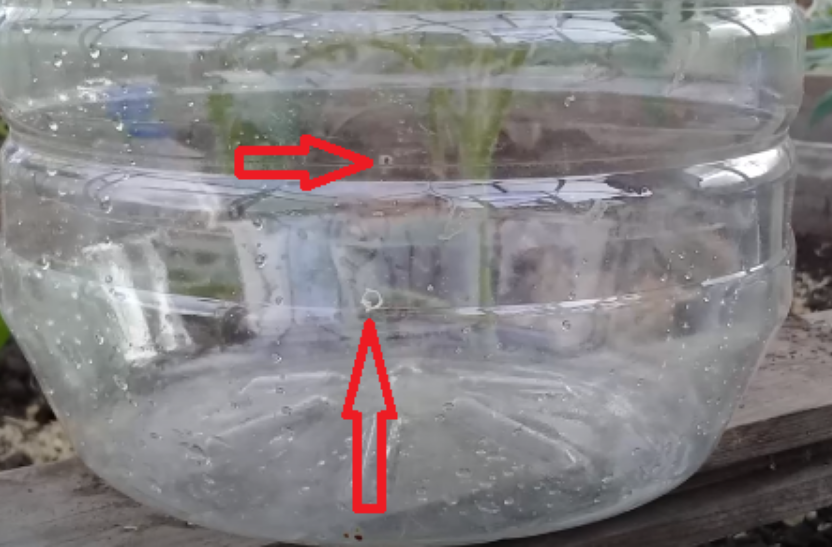 Делаем дрелью или нагретой на огне отверткой небольшую дырочку