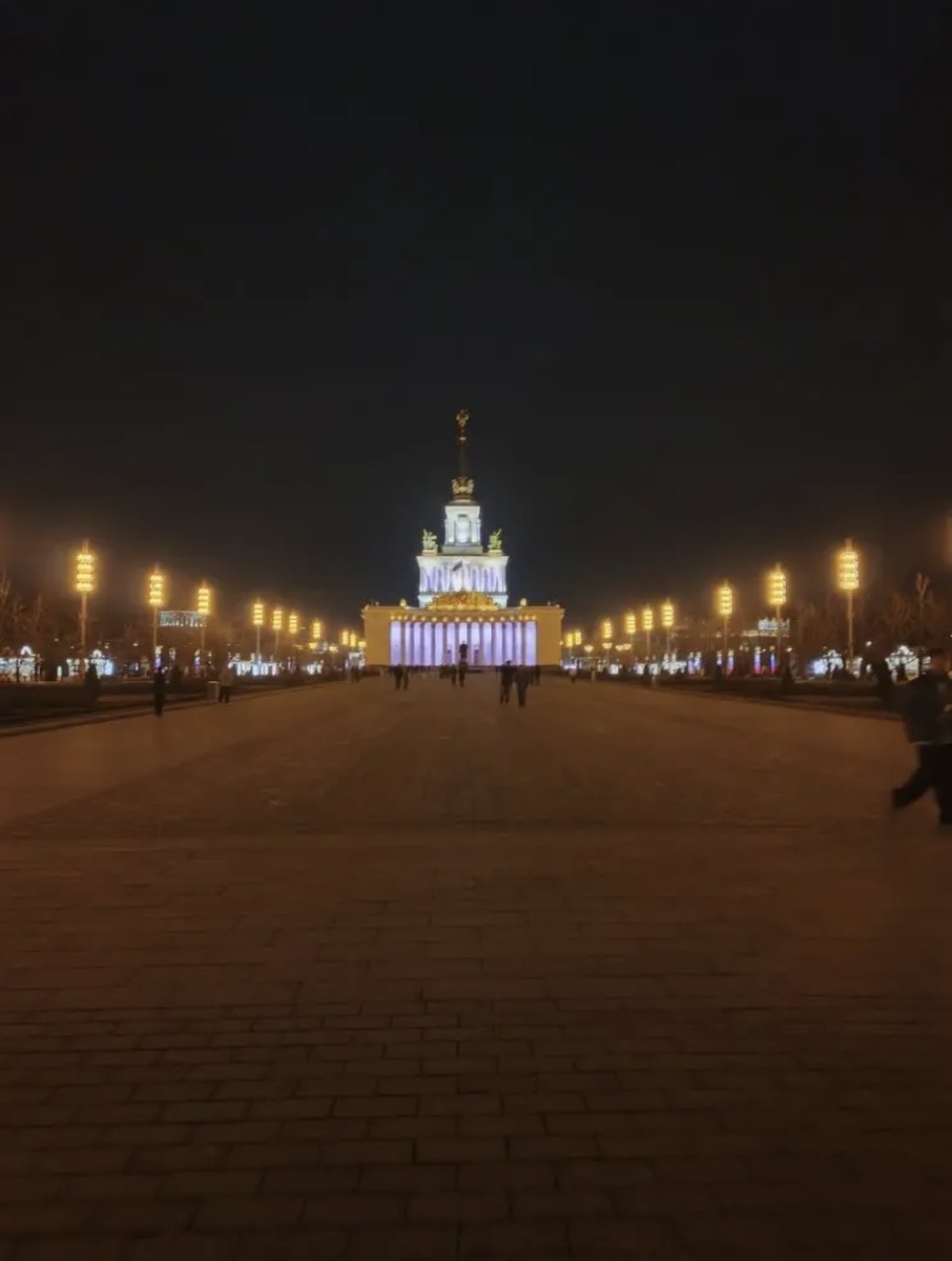 Здесь и далее фото моей ученицы, которая так и не увидела в этой поездке легендарные фонтаны, потому что они были закрыты забором