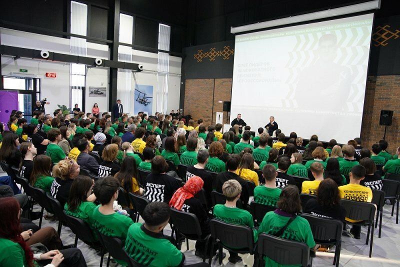     Радий Хәбиров «Профессионаллар» белән очрашты