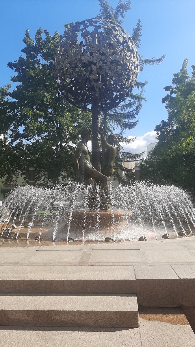 Фото автора: Россия, Москва, станция метро «Новокузнецкая», фонтан и скульптура «Адам и Ева».