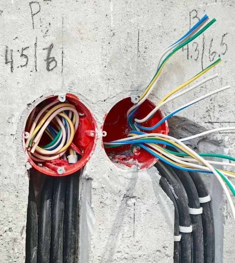 Фото из интернета. Пример подрозетника с 12-ю жилами. В нашем случае 18 жил (фото нет потому что мы так не сделали)