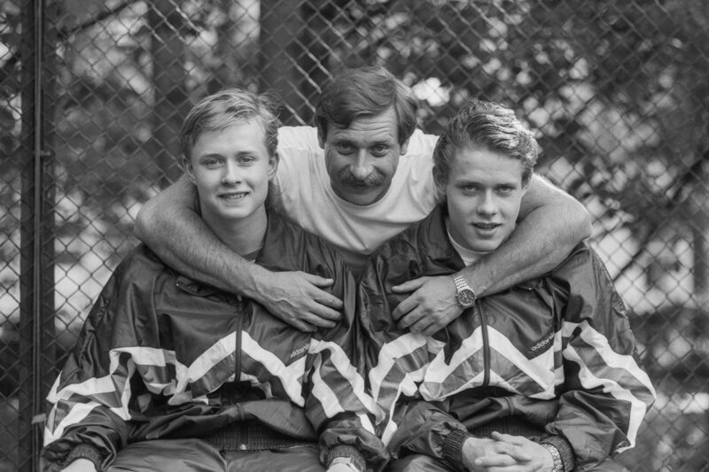    Юные Павел и Валера Буре с отцом Владимиром