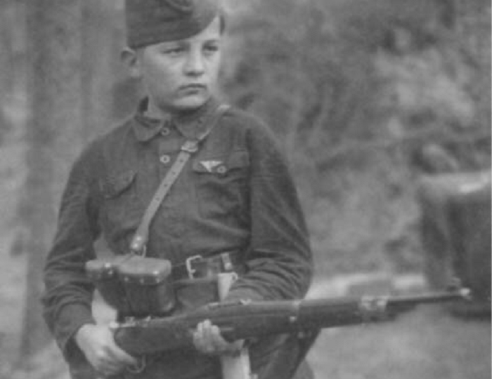 Как 13-летний мальчик стал советским снайпером. Сколько фашистов он уничтожил