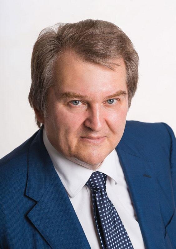 Ростовчанам хорошо известен политик Михаил Емельянов. Они неоднократно доверяли ему представлять Ростов в 

Государственной думе РФ. Отойдя от активной политической деятельности, Михаил Васильевич проявил себя как незаурядный политический аналитик, он сотрудничает с известными экспертными центрами, его статьи регулярно публикует популярная среди российской политической и экономической элиты «Независимая газета». 

Емельянов имеет не только богатый опыт в области внутренней политики, но также и внешней. Он 25 лет являлся членом российской делегации в Парламентской Ассамблее Черноморского экономического сотрудничества, был руководителем этой делегации, неоднократно избирался председателем Комитета по правовым и политическим вопросам ПАЧЭС. С 2001 по 2021 год руководил Группой по связям Государственной думы РФ с Парламентом Венесуэлы. На регулярной основе принимал участие в работе Межпарламентского Союза, Азиатской парламентской ассамблеи. 