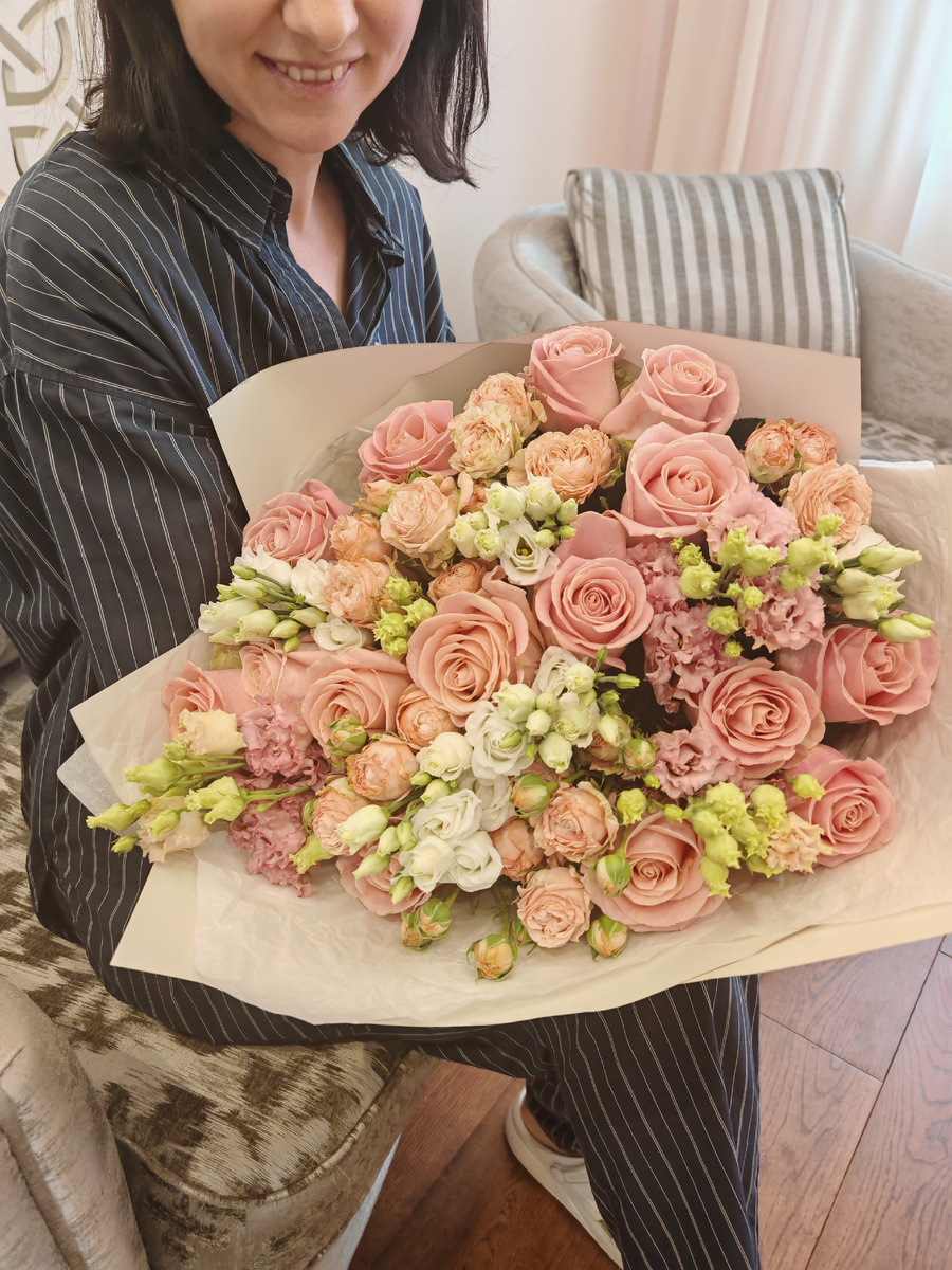 Здесь я ещё в домашнем. Муж поздравил с днем рождения, а я ещё не приготовилась для такого роскошного букета🌹. Этот костюмчик от belle you, ему не менее 3-х лет, один из самых любимых. 