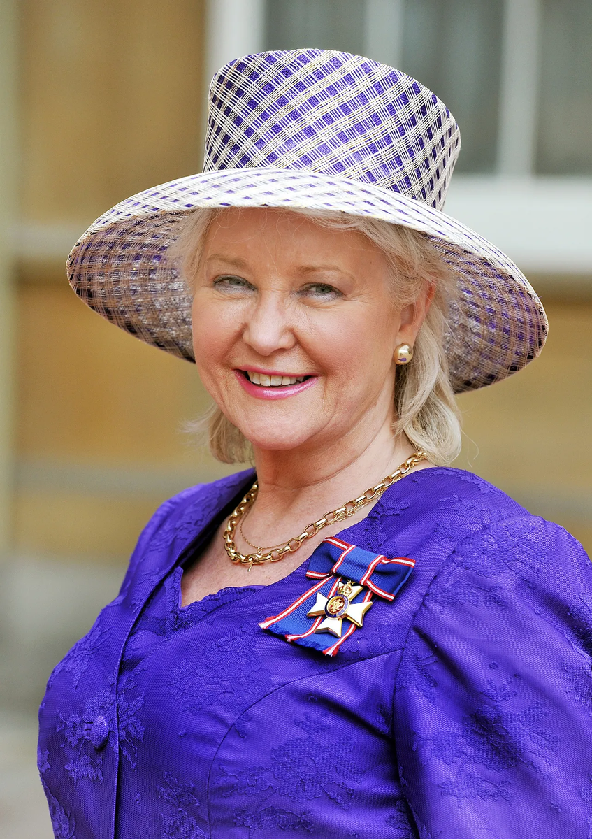 Анжела Келли в 2012 году была награждена Королевским орденом Виктории в Букингемском дворце.