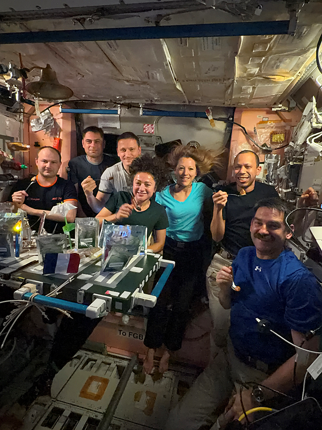 Совместный обед экипажа МКС-74 в УМ Unity. Фото: spacefacts.de