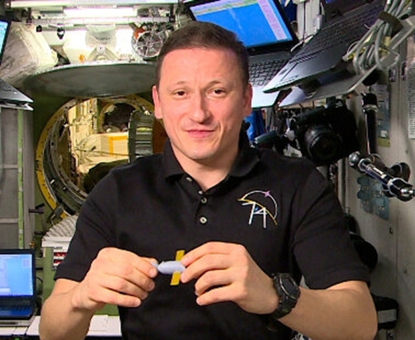 Сергей Кудь-Сверчков участвует в образовательном сеансе связи с борта МКС. Фото: Роскосмос