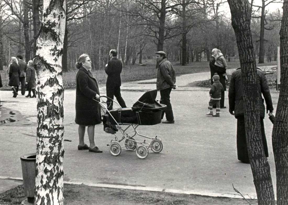 "Супруга гуляет с внучкой", 1978 год. Фото: В.Скворцов.