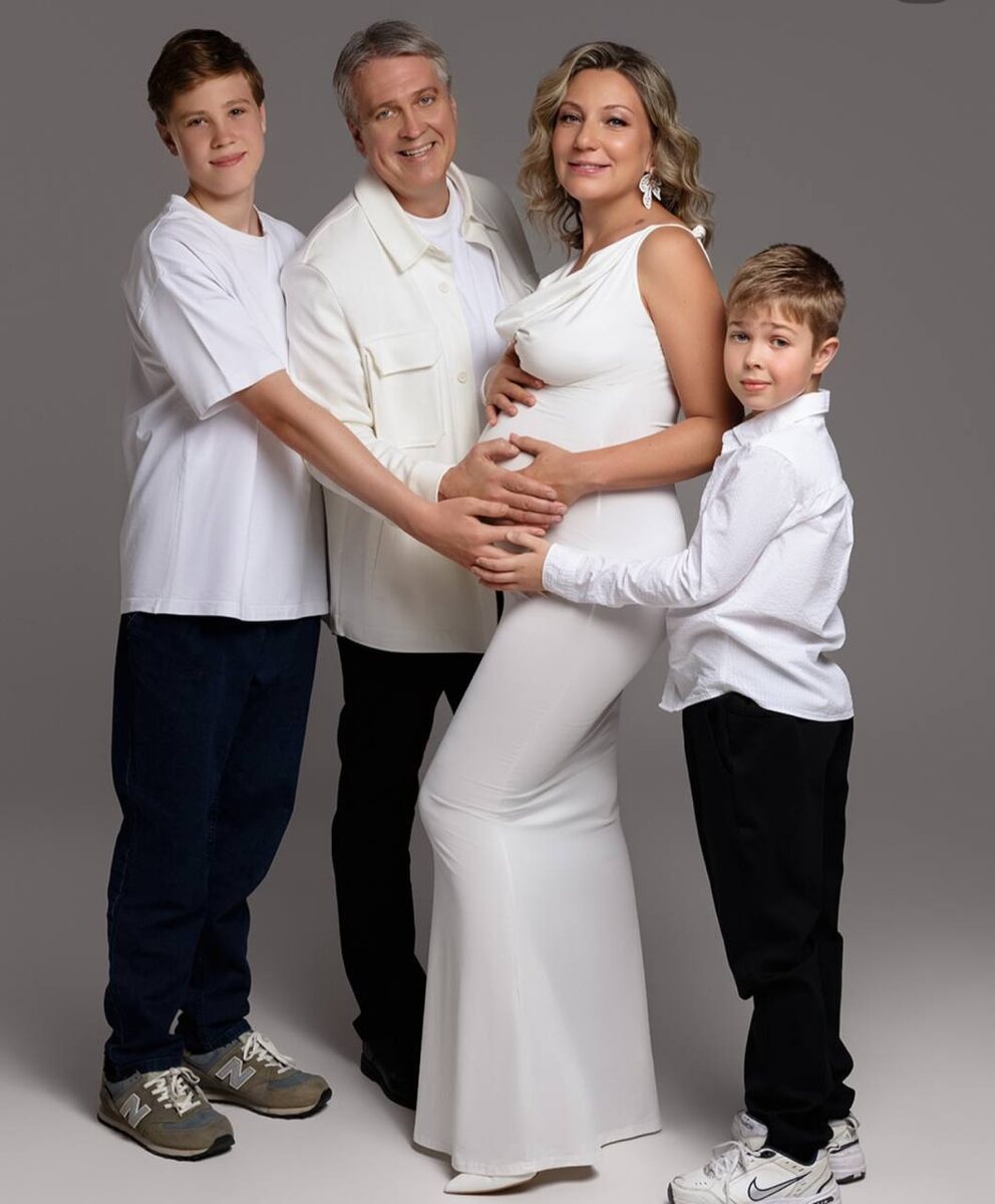 Денис Матросов с женой Оксаной и  младшими сыновьями. Фото: соцсети