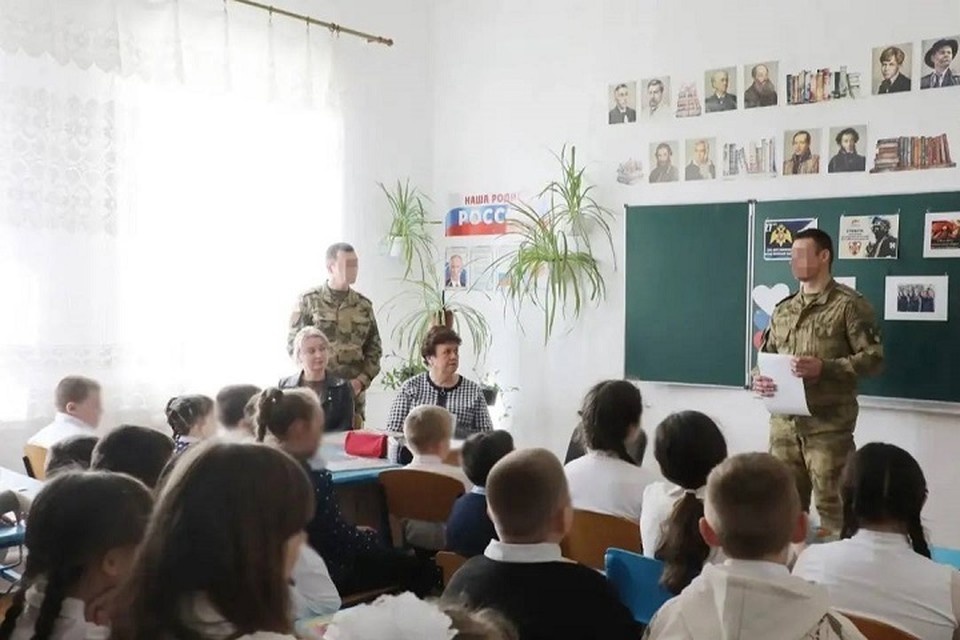    В ДНР росгвардейцы провели урок мужества в одной из старейших школ. Фото: Росгвардия