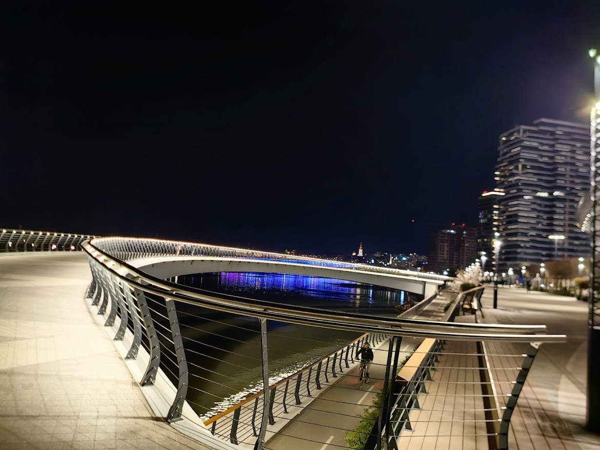 Вот даже велосипедист в кадр попал. Велодорожки в Белграде пользуются популярностью.