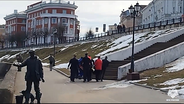 В Твери у Горсада очевидцы спасли мужчину, упавшего в Волгу