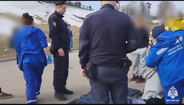 В Твери у Горсада очевидцы спасли мужчину, упавшего в Волгу
