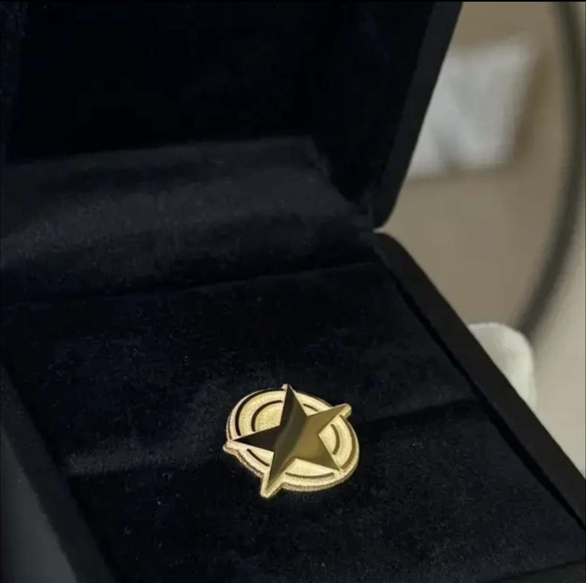 Те самые заветные значки победителям премии «Федеральный СПИКЕР».
Настоящая позолота. На каждом значке стоит официальная проба, и плюс к этому каждый значок идет со своим паспортом. В нем указан уникальный идентификационный номер (УИН), по которому можно будет найти и проверить ювелирное изделие на официальном сайте государственной пробирной палаты.