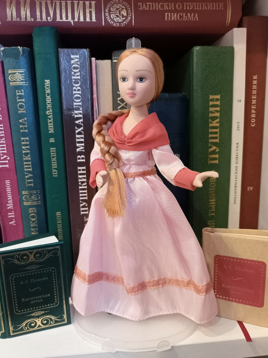 Фарфоровая куколка Маша Миронова из коллекции "Дамы эпохи" и две книжки-малютки компании "Де Агостини"
