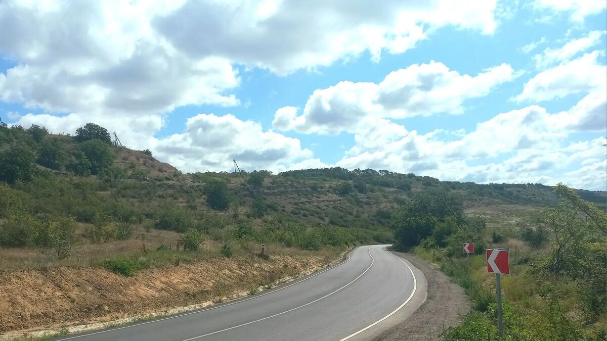 Отремантированная дорога Угловое-Фурмановка. Путь до Бахчисарая заметно сократился.