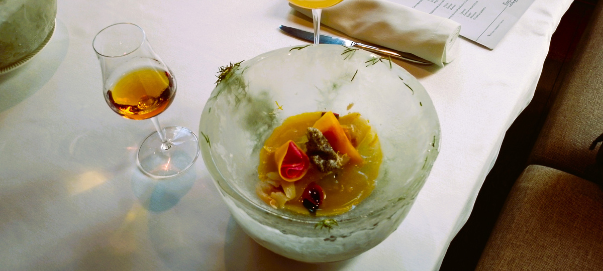 Надо быстрее кушать. а то тарелка растает