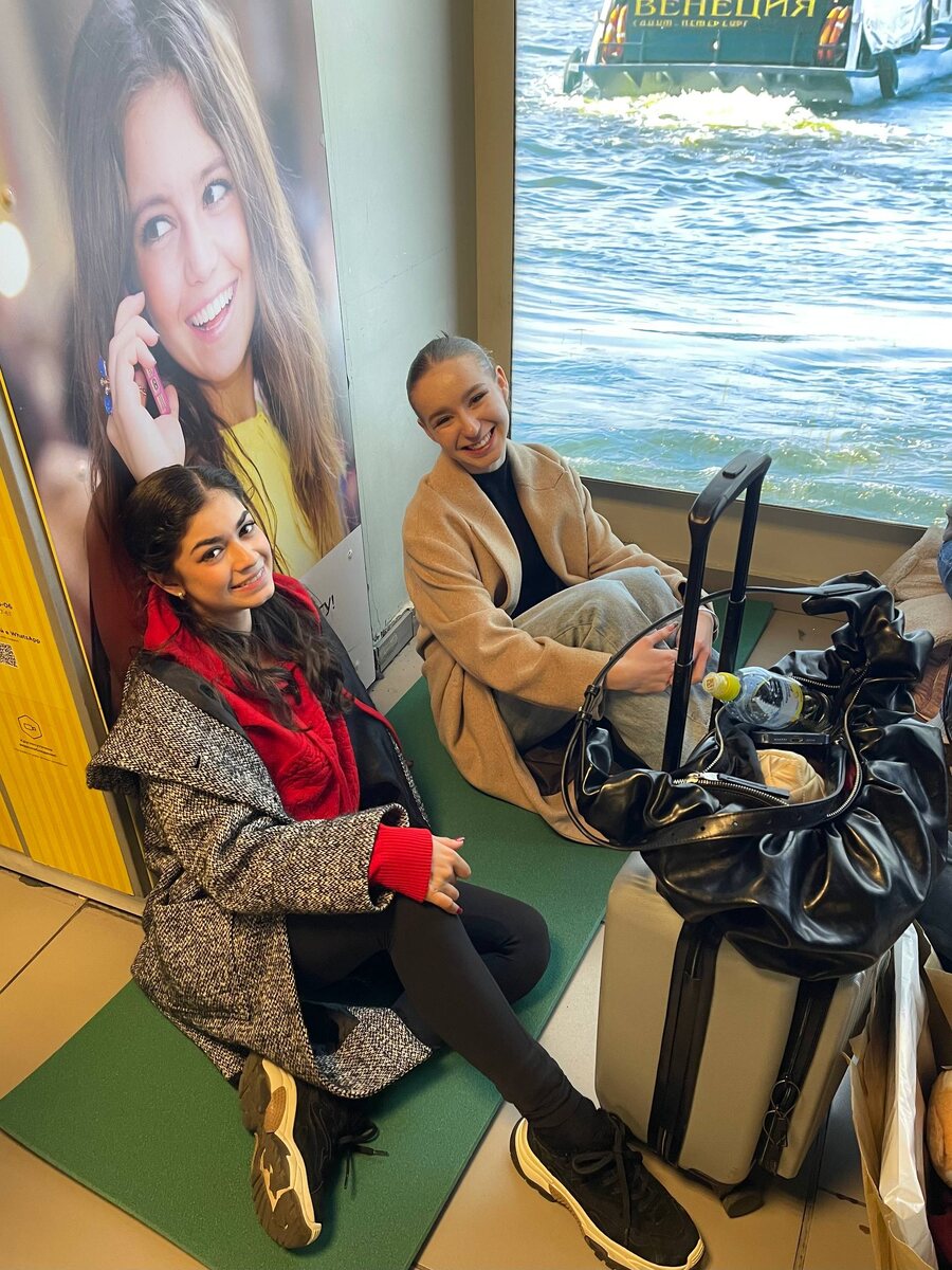 Просто фото для обложки. Аделия Петросян и Дарья Садкова ждут посадки на свой рейс в аэропорту Санкт-Петербурга 